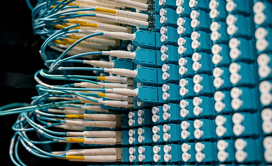 O que é internet via fibra óptica?